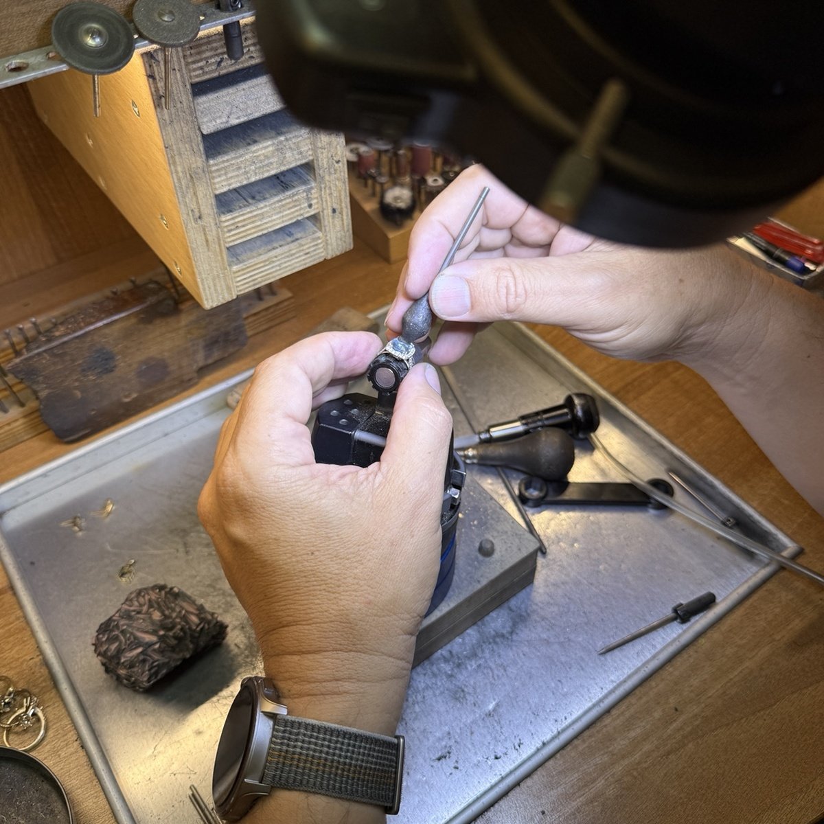 Orafo Gaurosa al lavoro su un anello al banco di lavoro